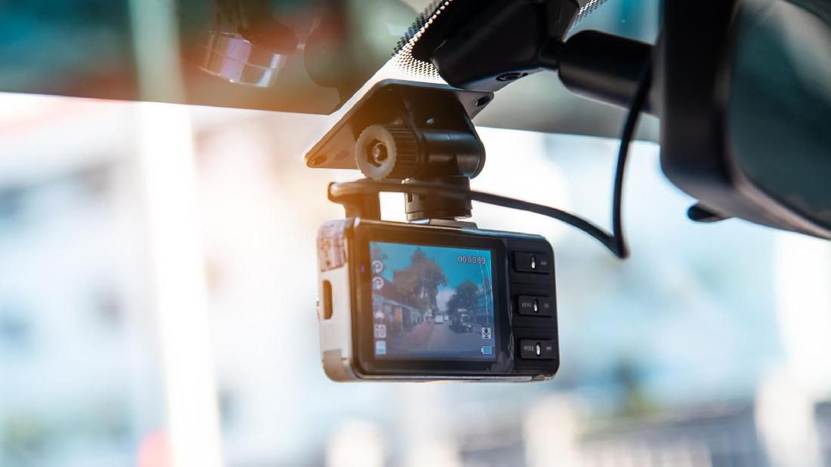 Dashcam Mobil dan Bus untuk Rekam Perjalanan serta Bukti Kecelakaan